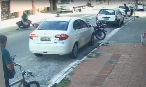 Motociclista cai após atingir criança em faixa de pedestres — Foto: Reprodução