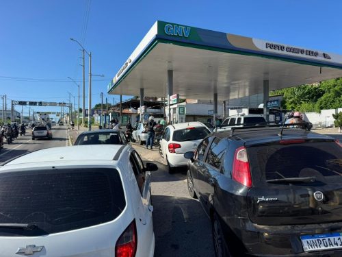 Motoristas formam filas em postos com gasolina mais barata em Natal — Foto: Sérgio Henrique Santos/Inter TV Cabugi