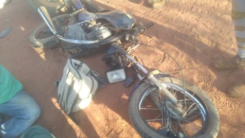 A vítima estava em uma motocicleta quando um dos carroções do trator se soltou e a esmagou. — Foto: Foto: Cedida