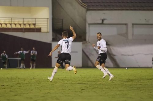 Ruan fez o gol do ABC e comemorou com Wesley Santos, que falhou no primeiro tempo — Foto: Rennê Carvalho/ABC