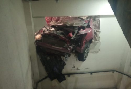 Veículo ficou preso na parede — Foto: Divulgação