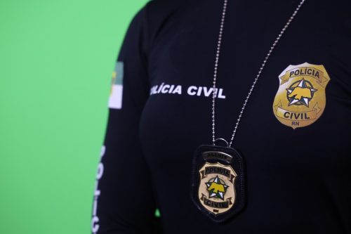 Imagem mostra distintivo e farda da Polícia Civil do RN — Foto: Divulgação/governo do RN