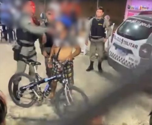 Policial dá tapa em homem durante abordagem em Natal — Foto: Reprodução