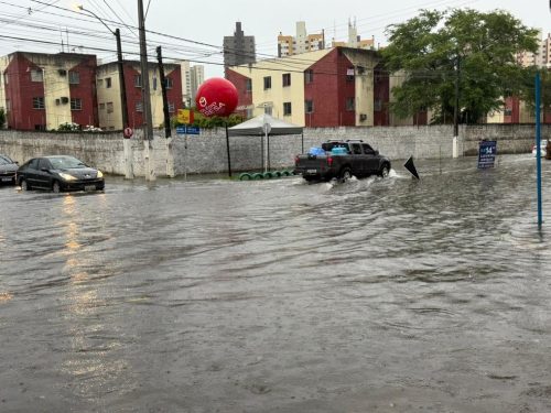Avenida Abel Cabral, em Nova Parnamirim, alagada após transbordamento de lagoa — Foto: Sérgio Henrique Santos/Inter TV Cabugi