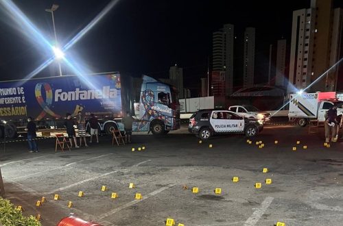 Marcadores mostram locais em que projéteis foram encontrados, na cena do crime, em Mossoró, em janeiro deste ano — Foto: Redes sociais