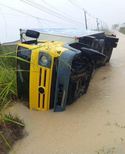 Caminhão tombado em estrada do distrito industrial de Macaíba, na Grande Natal — Foto: Cedida