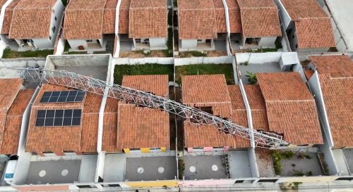 Torre cai sobre quatro casas em Extremoz — Foto: Kleber Teixeira/Inter TV Cabugi