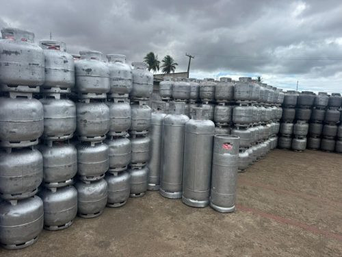 Botijões de gás de cozinha em revenda em Natal — Foto: Sérgio Henrique Santos/Inter TV Cabugi