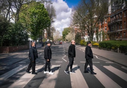 Banda Grafith recria foto icônica dos Beatles durante viagem pela Inglaterra — Foto: Divulgação