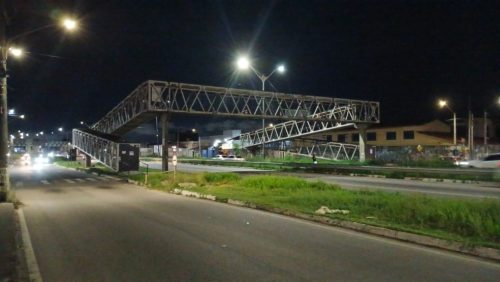 Passarela sobre a BR-101, de onde mulher caiu, foi interditada nesta sexta (17). — Foto: Brunno Rocha/Inter TV Cabugi