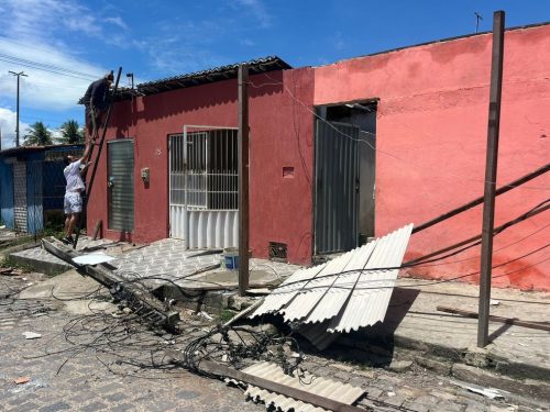 Postes caíram após caminhão arrastar fiação em Parnamirim, na Grande Natal — Foto: Philipe Salvador/Inter TV Cabugi