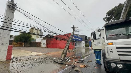 Poste derrubado na Avenida Hermes da Fonseca, em Natal — Foto: Sérgio Henrique Santos/Inter TV Cabugi