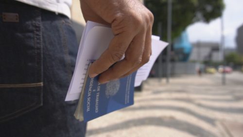 Mulher segura currículo e carteira de trabalho. — Foto: TV Globo/Reprodução
