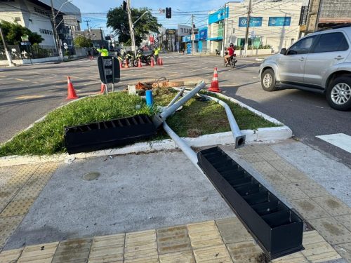Semáforos caídos no cruzamento de avenidas em Natal — Foto: Sérgio Henrique Santos/Inter TV Cabugi