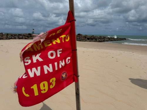 Areia Preta, Natal, zona Leste, RN: Local é sinalizado com bandeiras sobre o risco de afogamento — Foto: Sérgio Henrique Santos/Inter TV Cabugi