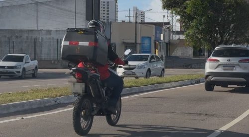 Moto no trânsito em Natal — Foto: Kleber Teixeira/Inter TV Cabugi