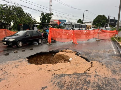 Cratera se abre na avenida João Medeiros Filho, em Natal — Foto: Philipe Salvador/Inter TV Cabugi