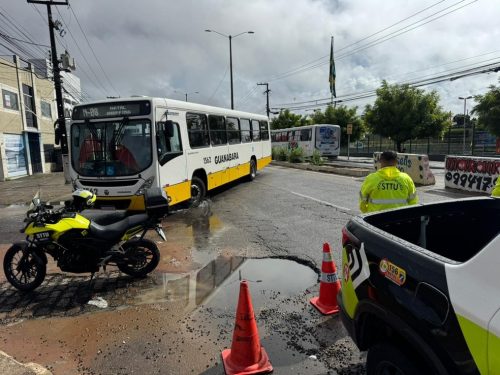Ônibus faz desvio em trecho interditado pela STTU na Avenida João Medeiros Filho — Foto: Sérgio Henrique Santos/Inter TV Cabugi