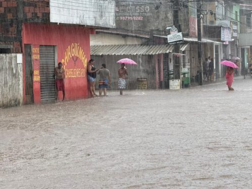 Avenida no bairro Planalto alagada  — Foto: Sérgio Henrique Santos/Inter TV Cabugi/ARQUIVO
