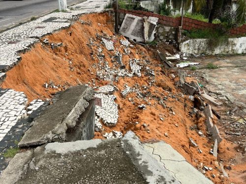 Parte do calçadão desmoronou com as chuvas em Ponta Negra — Foto: Philipe Salvador/Inter TV Cabugi