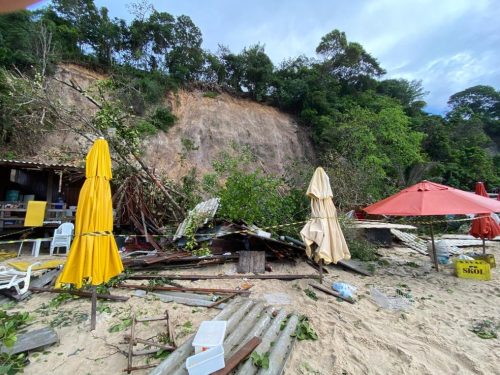 Deslizamento de terra em falésia em Pipa destruiu barracas — Foto: Tom Guedes/Inter TV Cabugi