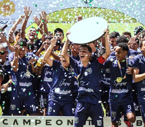 Fábrica de Craques ergue a taça do Campeonato Potiguar Sub-15 — Foto: Caio Lopes