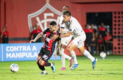 Matheuzinho é derrubado por Edson, que acaba expulso após revisão do VAR — Foto: Victor Ferreira/EC Vitória