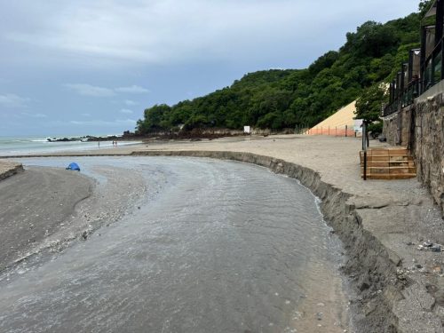 Água acumulada na faixa de Areia de Ponta Negra abre uma espécie de rio próximo ao Morro do Careca, em Natal — Foto: Sérgio Henrique Santos/Inter TV Cabugi