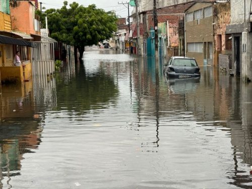 Rua Cauby Barroca alagada no início da manhã desta quarta (13) em Natal — Foto: Sérgio Henrique Santos/Inter TV Cabugi