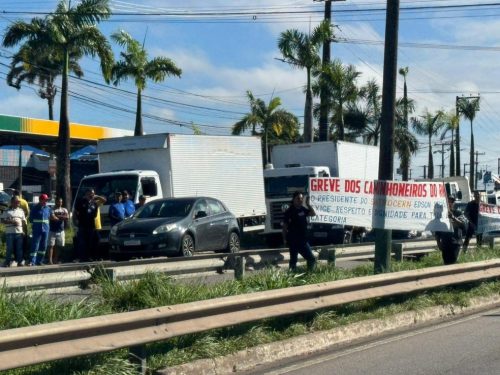 Paralisação de caminhoneiros interdita BR-101 na Grande Natal — Foto: Sérgio Henrique Santos/Inter TV