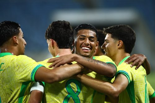 Eduardo Pape e jogadores da seleção brasileira comemoram gol da vitória — Foto: Alexandre Lago