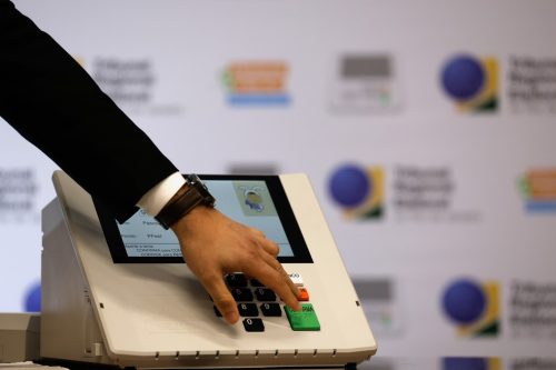 Urna eletrônica exibida em evento do Tribunal Regional Eleitoral do Rio de Janeiro (TRE-RJ), no Rio — Foto: Tânia Rêgo/Agência Brasil
