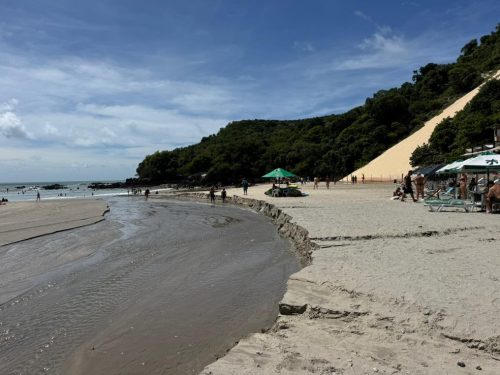 Água acumulada na faixa de Areia de Ponta Negra abre uma espécie de rio próximo ao Morro do Careca, em Natal — Foto: Sérgio Henrique Santos/Inter TV