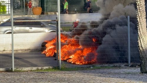 Fogo chamou a atenção de motoristas em frente a shopping em Natal — Foto: Sérgio Henrique Santos/Inter TV Cabugi