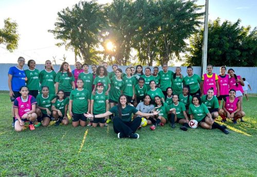 Antonia Silva, da Seleção Brasileira e do Real Madrid, visitou jovens jogadoras de futebol em projeto em natal — Foto: Divulgação