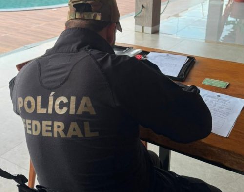 Agente da Polícia Federal (PF) durante operação que investiga desvio de verbas da educação pública no Pará. — Foto: PF