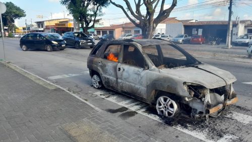Carro é destruído por incêndio em túnel na BR-101, em Natal — Foto: Thiago Cesar / Inter TV