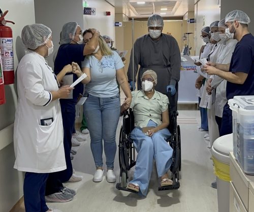 Profissionais se emocionaram na alta de Sabrina — Foto: Cedida