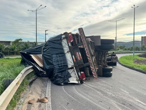 Carreta com madeira tombou na rotatória do Viaduto de Parnamirim — Foto: Sérgio Henrique Santos/Inter TV Cabugi