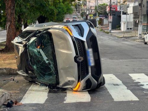 Carro capotou em acidente em Natal — Foto: Sérgio Henrique Santos/Inter TV Cabugi