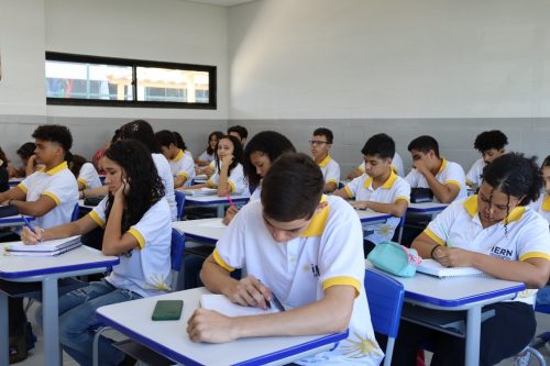 Aulas acontecerão ao vico com acompanhamento de professores — Foto: SEEC/Divulgação