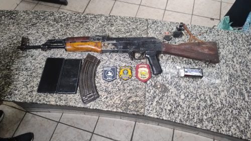 Fuzil AK-47 foi apreendido em fiscalização em Mossoró — Foto: Divulgação/Polícia Civil