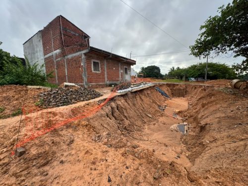 Cratera se formou em obra de drenagem em Natal — Foto: Sérgio Henrique Santos/Inter TV Cabugi