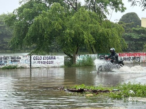 Alagamento na Avenida Ayrton Senna, no bairro Neópolis, em Natal, após chuvas — Foto: Stephany Souza/Inter TV Cabugi