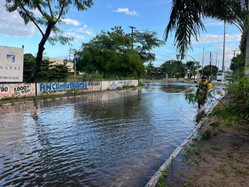 Alagamento na Avenida Ayrton Senna, no bairro Neópolis, em Natal, seguia nesta quarta, mesmo após fim das chuvas — Foto: Philipe Salvador/Inter TV Cabugi
