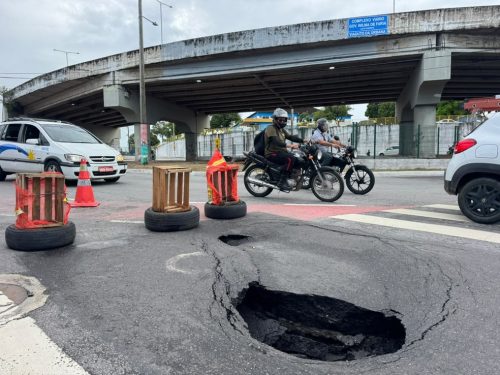 Buraco se abriu no Complexo do Viaduto da Urbana em Natal — Foto: Sérgio Henrique Santos/Inter TV Cabugi