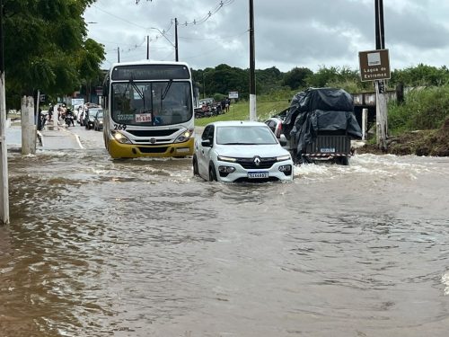 Caros passando pela avenida ao lado da Lagoa de Extremoz — Foto: Philipe Salvador/Inter TV Cabugi