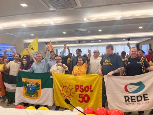 Robério Paulino, de camisa azul e com o barço esquerdo estendido, teve candidatura oficializada — Foto: Sammara Bezerra/Inter TV Cabugi