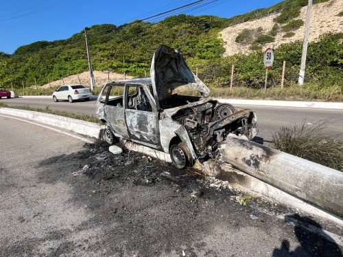 Carro ficou destruído após pegar fogo na Via Costeira — Foto: Philipe Salvador/Inter TV Cabugi