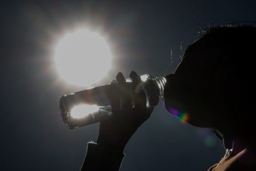 Beber água é uma das recomendações para enfrentar a baixa umidade — Foto: Prefeitura de Jundiaí/Divulgação